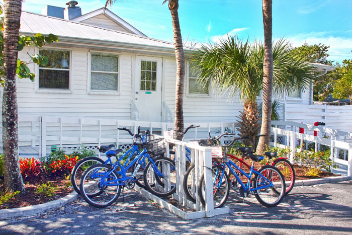 The Island Inn has bikes available to rent on the property. Visit the front desk for more information.