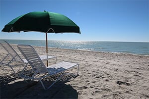 sanibel-island-hotels-island-inn-amenities-beach-umbrellas